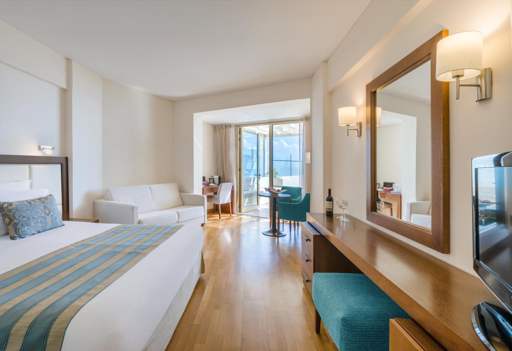 Golden Bay Beach Hotel Larnaka Zimmer foto